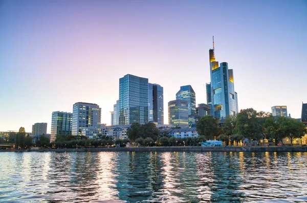 Frankfurts Strandpromenad Vid Vacker Sommarsolnedgång Tyskland — Stockfoto