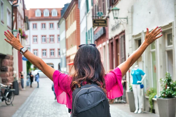 Frau Umarmt Stadtstraße Frohe Feiertage Reise Abstrakt Rückansicht Weiblicher Touristinnen — Stockfoto