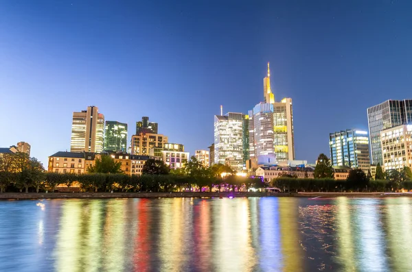 Modern Skyline Frankfurt Tyskland Stadens Flod Och Byggnader Natten — Stockfoto