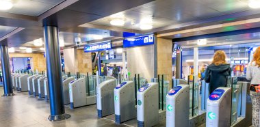 AMSTERDAM, APR 30: 30 Nisan 2013 'te Amsterdam' da Merkez İstasyonu 'nun içi. İstasyon günde 250.000 yolcu tarafından kullanılıyor..