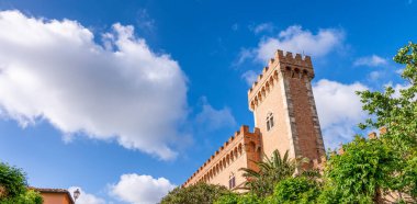 Bolgheri-Toskana 'nın güzel ortaçağ mimarisi ve binaları.