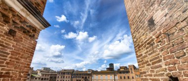 Güneşli bir günde Siena, Piazza del Campo 'nun harika hava manzarası.