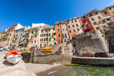 RIOMAGGIORE, İTALYA - Ekim 2014: Güneşli bir günde okyanus boyunca evler.