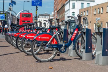 LONDON - Haziran 2015: Şehir merkezindeki kiralık bisiklet istasyonunun görüntüsü.