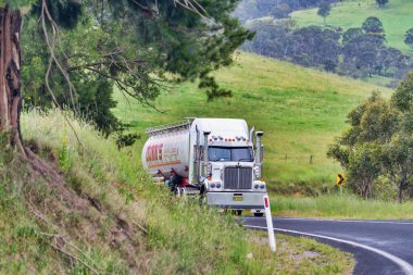 Mavili Dağlar, AVUSTRALYA - Kasım 2015: Mavi Dağlar kırsalında büyük bir kamyon hızlanıyor.