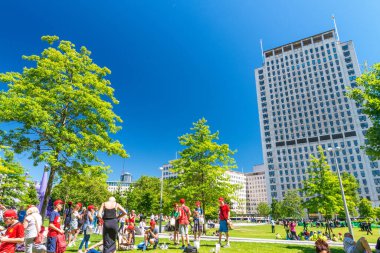 Londra - 4 Temmuz 2015: İnsanlar yaz mevsiminde şehir parkının keyfini çıkarıyorlar.