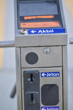 ISTANBUL, TURKEY - Ekim 2014: Metroya giriş makinesi.