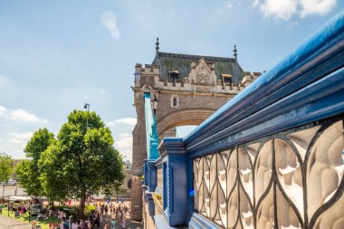LONDON - Haziran 2015: Londra 'daki Tower Bridge, İngiltere.