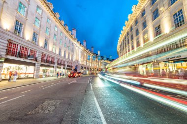 3 Temmuz 2015: Piccadilly Circus ve Regent Street gece turistleriyle trafiği. Şehir ışıkları.