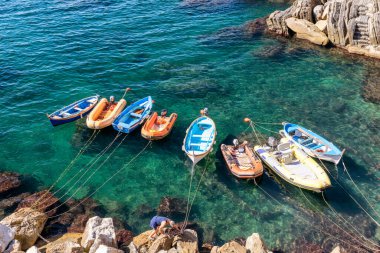 Riomaggiore limanında tekneler, Beş Diyar, İtalya.