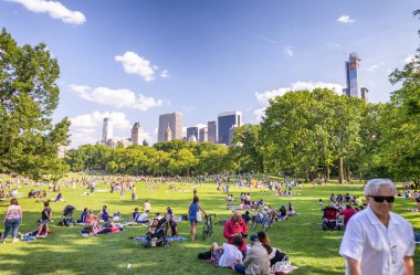 NEW YORK CITY - Haziran 2013: Turistler yaz sezonunda Central Park 'ın tadını çıkarıyor,
