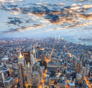 Günbatımında Manhattan gökdelenleri, New York 'un hava manzarası.