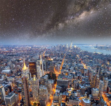 Gece vakti Manhattan gökdelenleri Samanyolu, New York 'un hava manzarası.