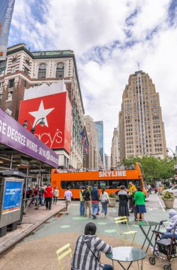 NEW YORK CITY - HAZİRAN 2013: Turistler ve yerliler yaz mevsiminde caddelerin ve caddelerin keyfini çıkarıyorlar, Manhattan.