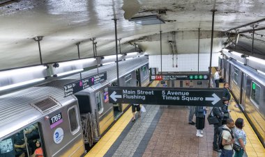 NEW YORK CITY - Haziran 2013: Metro istasyonunda iki MTA treni.