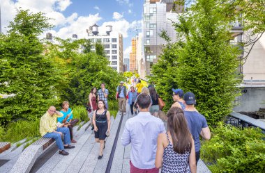 NEW YORK CITY - Haziran 2013: Turistler ve yerel halk yaz sezonunda High Line Park 'ın tadını çıkarıyor, Manhattan.