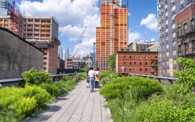 NEW YORK CITY - Haziran 2013: Turistler ve yerel halk yaz sezonunda High Line Park 'ın tadını çıkarıyor, Manhattan.