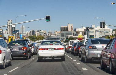 BRISBANE, AUSTRALYA - Ağustos 2010: Brisbane Merkez İş Bölgesine araba trafiği.