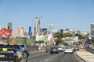 BRISBANE, AUSTRALYA - Ağustos 2010: Brisbane Merkez İş Bölgesine araba trafiği.