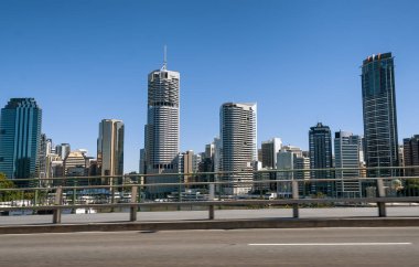 Brisbane 'in gökdelenleri Brisbane Nehri, Queensland, Avustralya boyunca uzanır..