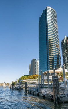 Brisbane 'in gökdelenleri Brisbane Nehri, Queensland, Avustralya boyunca uzanır..