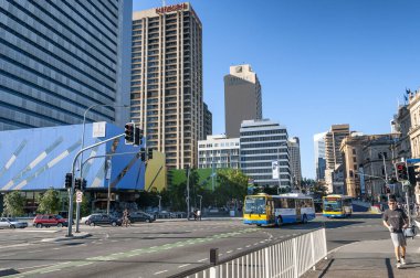 BRISBANE, AUSTRALYA - Ağustos 2010: Güzel güneşli bir günde şehir caddesi.