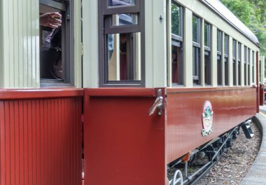 KURANDA, AUSTRALYA - Ağustos 2010: Dağlar boyunca ünlü Kuranda-Cairns treni.