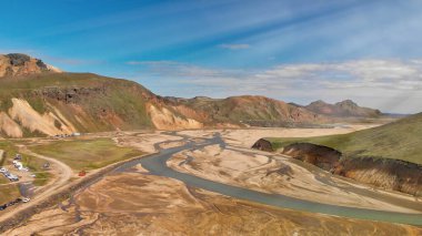 Landmannalaugar dağlarının ve İzlanda 'daki otoparkın havadan görünüşü..