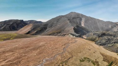 Landmannalaugar dağlarının ve İzlanda 'daki otoparkın havadan görünüşü..