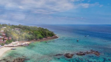 Tayland 'daki güzel tropikal plajın havadan görünüşü.