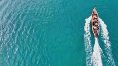 Tayland 'da uzun kuyruklu teknenin havadan görünüşü.