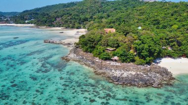 Tayland 'daki güzel tropikal plajın havadan görünüşü.