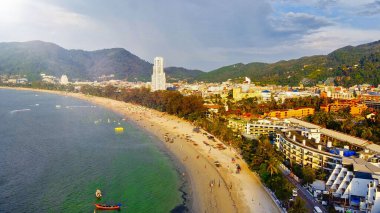 Phuket, Tayland 'daki güzel Patong Sahili' nin hava manzarası..