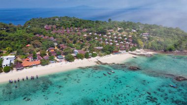 Tayland 'daki güzel tropikal plajın havadan görünüşü.