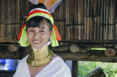 CHIANG MAI, THAILAND - 2008: Kayan yerli etnik grubu olarak da bilinen geleneksel tepe köyündeki kimliği belirsiz Karen Long Neck kızı.