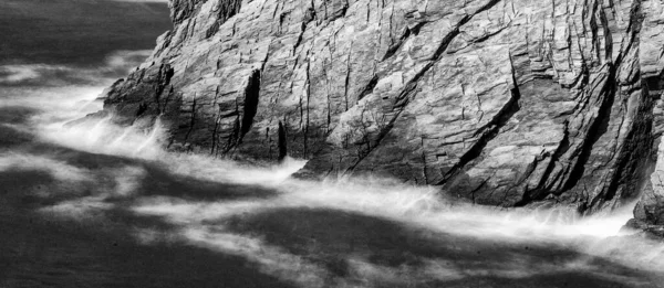 长期暴露的喜怒无常的海景 岩石和运动模糊 灰暗的地球 — 图库照片