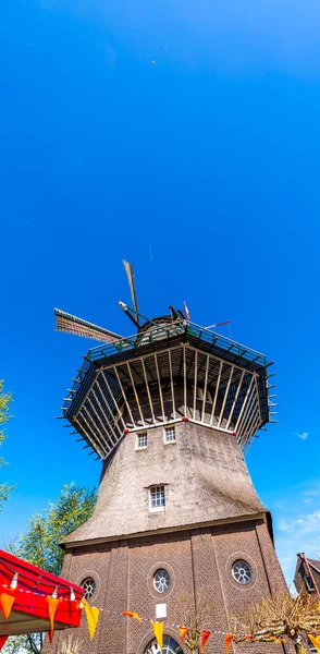 Typowy Holenderski Wiatrak Wiosenny Słoneczny Dzień — Zdjęcie stockowe