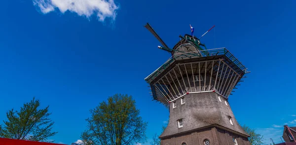 Amsterdam Kwietnia 2013 Typowy Holenderski Wiatrak Słoneczny Dzień — Zdjęcie stockowe