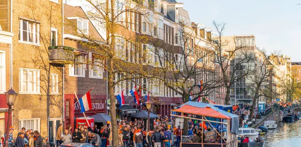 Amsterdam เมษายน 2013 สวยงามอ มสเตอร มถนนท วไปและอาคารตามคลอง — ภาพถ่ายสต็อก