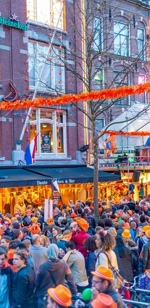 Амстердам Апреля Уроженцы Города Туристы Отмечают День Королевы Голландский Ежегодный — стоковое фото