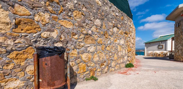 Hermosa Casa Largo Del Mar Con Sillas Afuera —  Fotos de Stock