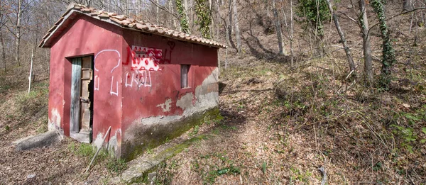 Hermosa Casa Pequeña Roja Aislada Campo Marrón — Foto de Stock