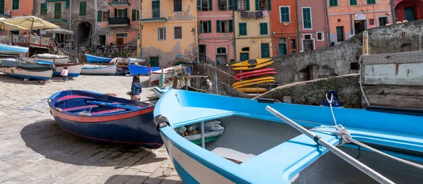 Barco Azul Pintoresco Pueblo Riomaggiore Cinque Terre Italia —  Fotos de Stock