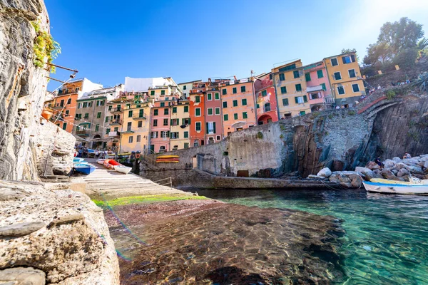 Riomaggiore Italia Octubre 2014 Casas Largo Del Océano Día Soleado —  Fotos de Stock