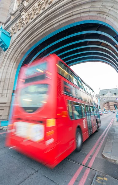 빨간색 버스는 런던의 거리를 속도로 달리고 — 스톡 사진