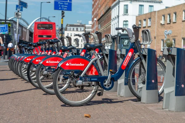 LONDON - Haziran 2015: Şehir merkezindeki kiralık bisiklet istasyonunun görüntüsü.