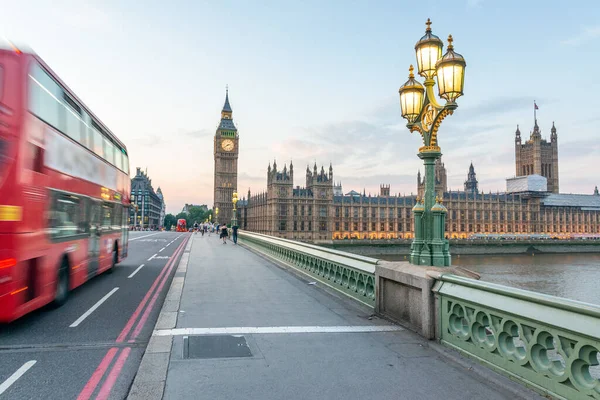 Red Bus Przyspiesza Wzdłuż Westminster Bridge Londyn Wielka Brytania — Zdjęcie stockowe