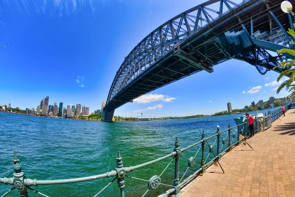 2015年11月 阳光灿烂的悉尼港湾大桥下的人们 — 图库照片