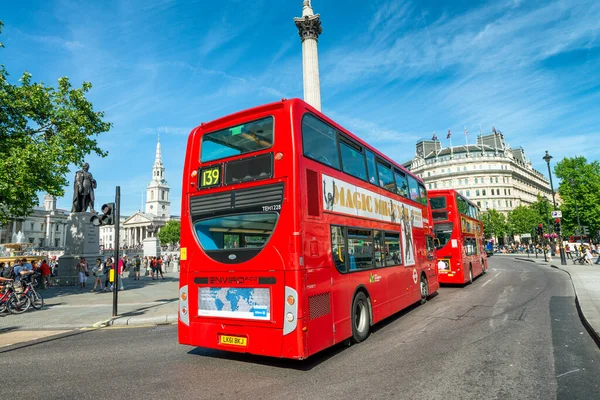 Londres Julio 2015 Autobús Rojo Dos Pisos Acelera Largo Las — Foto de Stock