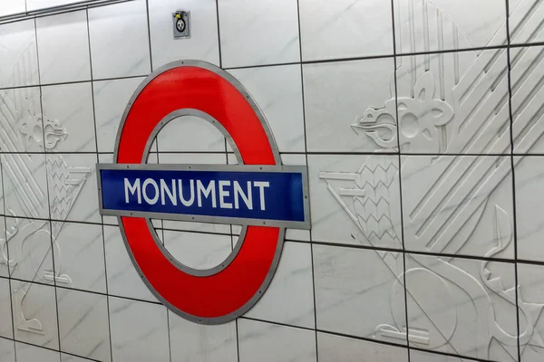 London Kesäkuu 2015 Monumentin Metroaseman Kyltti Kaupungin Liikennejärjestelmä — kuvapankkivalokuva